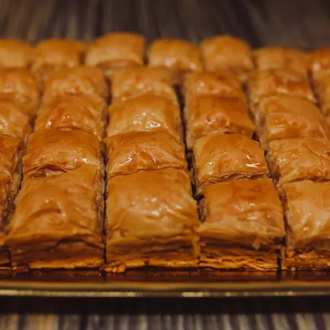 Bandeja de baklava recién cortada