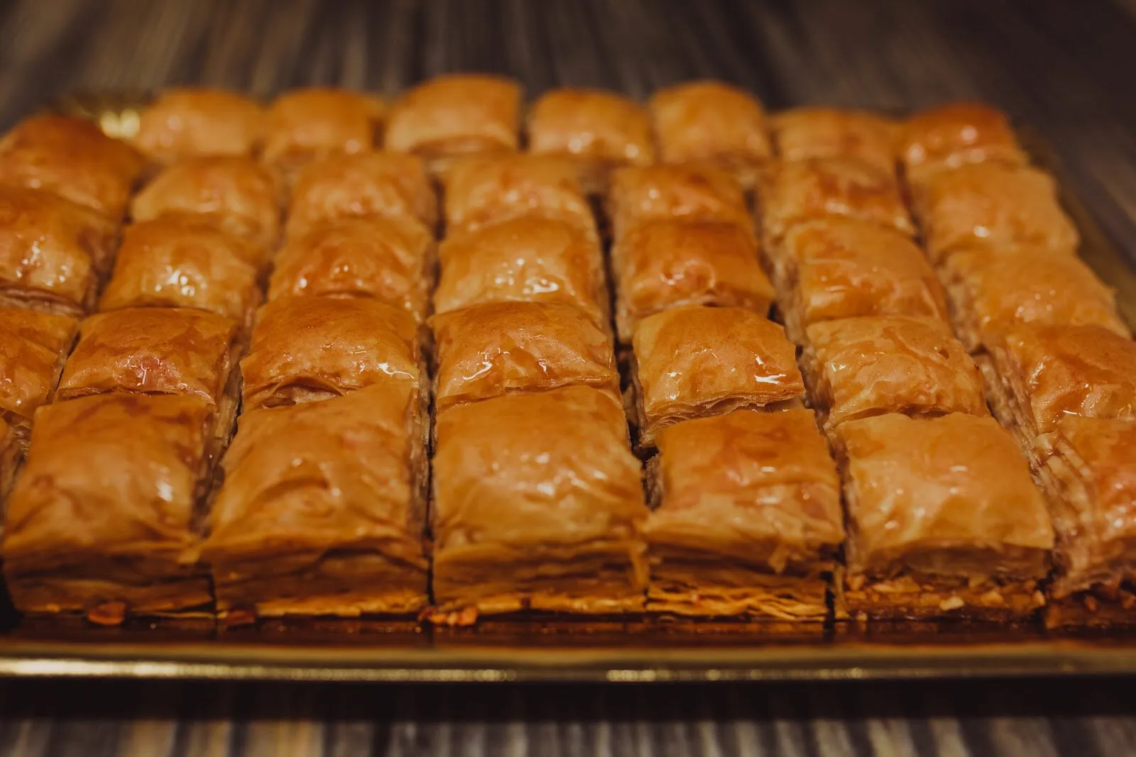 Bandeja de baklava recién horneada, cortada en cuadrados