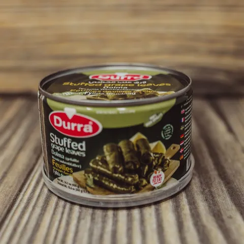 Lata de hojas de parra rellenas