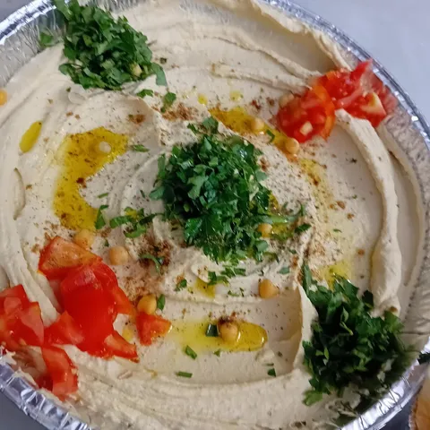 Humus con perejil, tomate y aceite