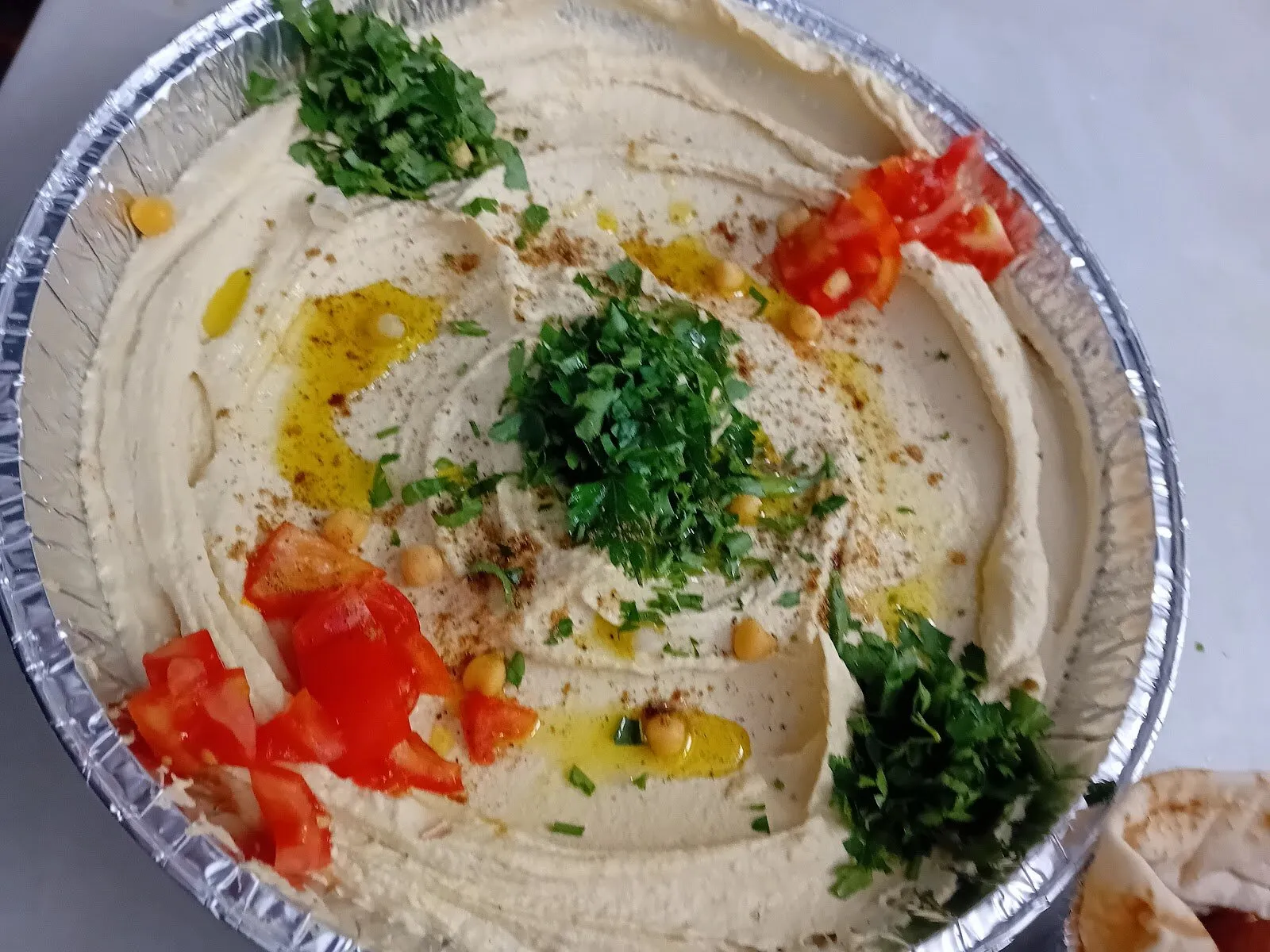 Humus con perejil, tomate, garbanzos y aceite de oliva