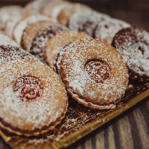 Pastas rellenas de mermelada con azúcar glas