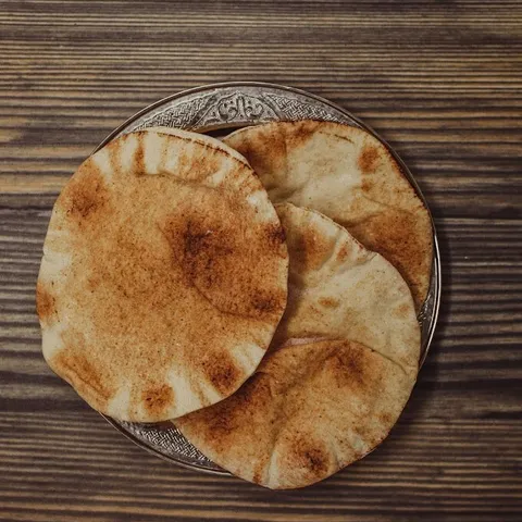 Pan de pita en una bandeja de metal