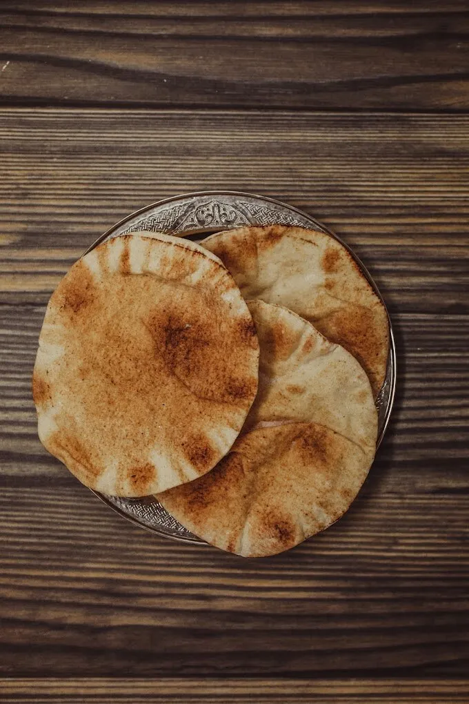 Pan de pita en una bandeja de metal labrado